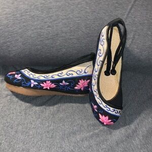 Unique oriental style flats Size 6 1/2